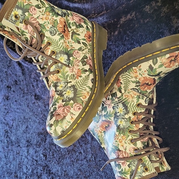 Dr Martin Lace Up Floral Lace-Up Boots - Picture 11 of 11